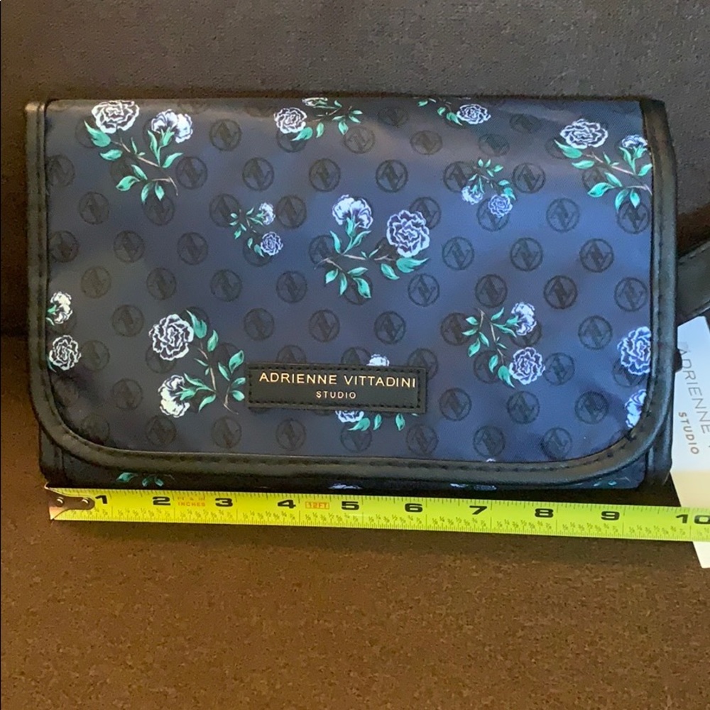 NWT Adrienne Vittadini Hanging beauty case.